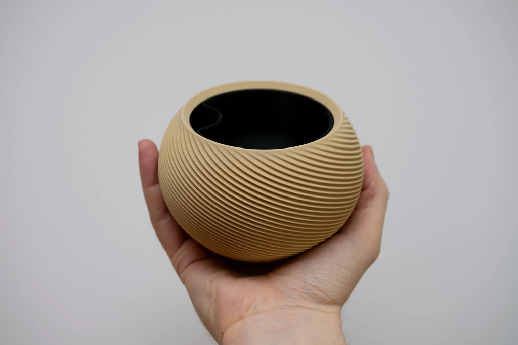 Sfera Collection 2, Ondula II (left-hand twist) in beige, held in the hand