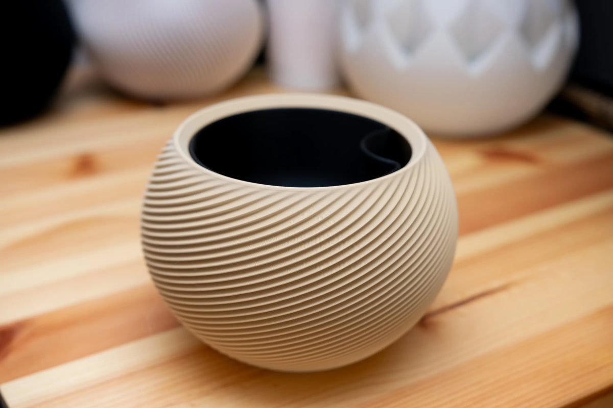 Sfera Collection 2, Ondula I (right-hand twist) in beige with a black insert