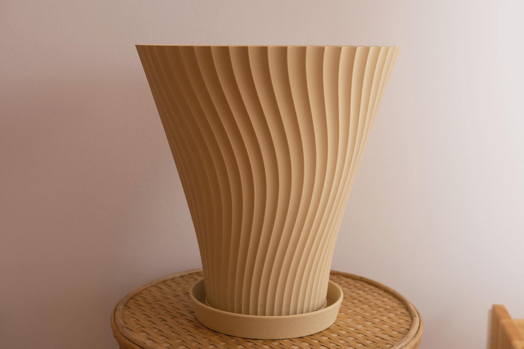Rippled flower pot, snap-in drainage disc