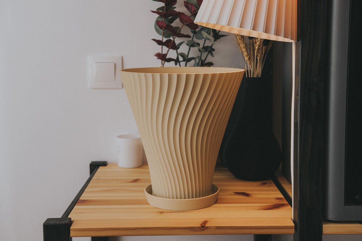Rippled flower pot and tray detail